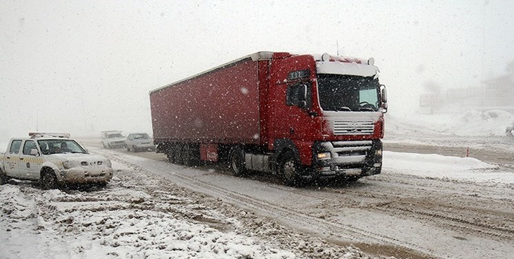 ممنوعیت تردد تریلی در جاده درگز- قوچان به علت کولاک و برف
