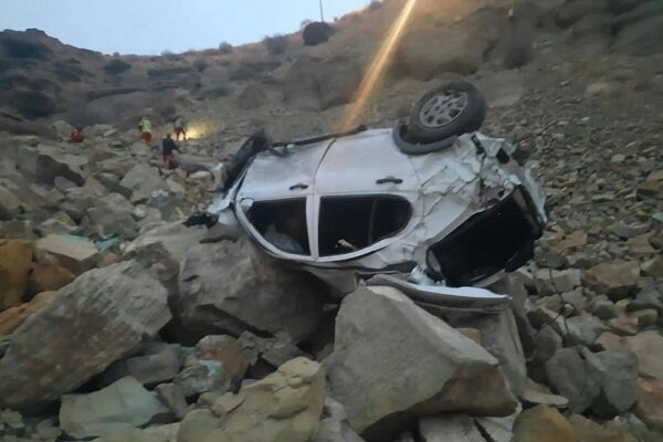 ببینید | سقوط خونین خودروی سواری حین پارک به داخل دره مقابل چشم مردم!