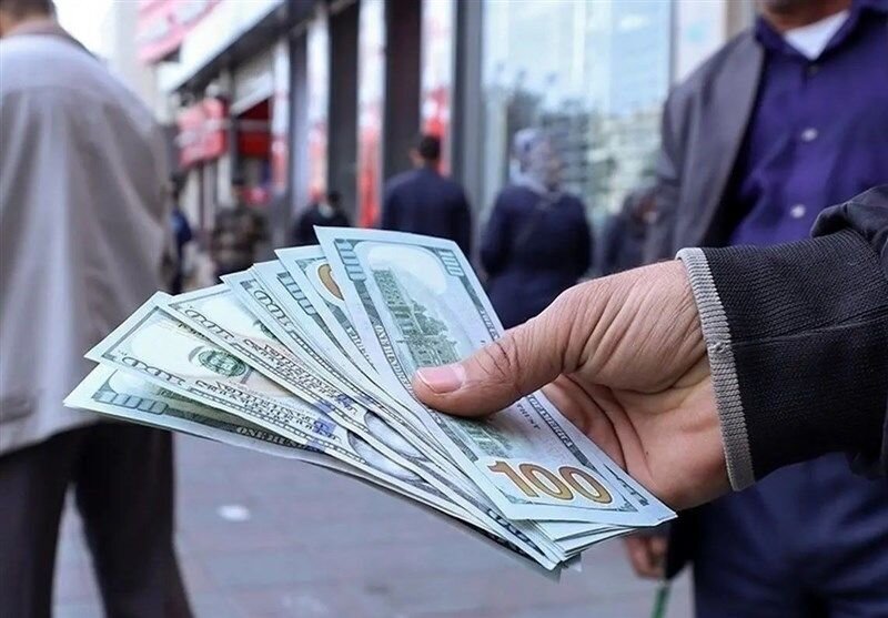 گزارشی از وضعیت خرید و فروش دلار در بازار آزاد/ قیمت‌ها چه تغییری کرد؟