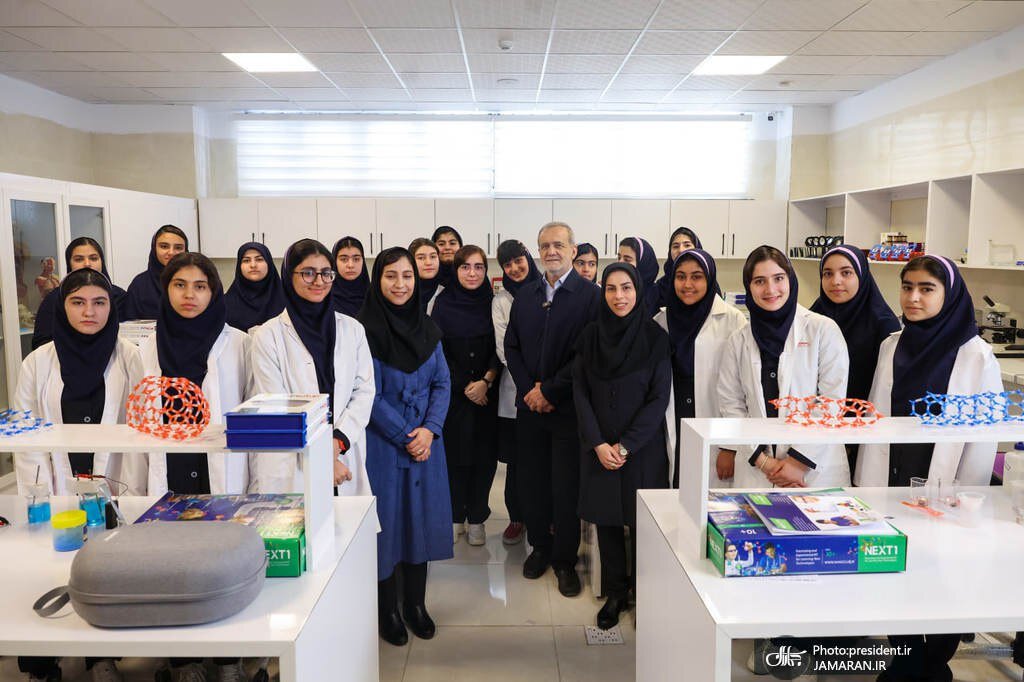 عکس خاص پزشکیان در بین دخترهای دبیرستانی در شهریار + تصویر عکس خاص پزشکیان در بین دخترهای دبیرستانی در شهریار + تصویر